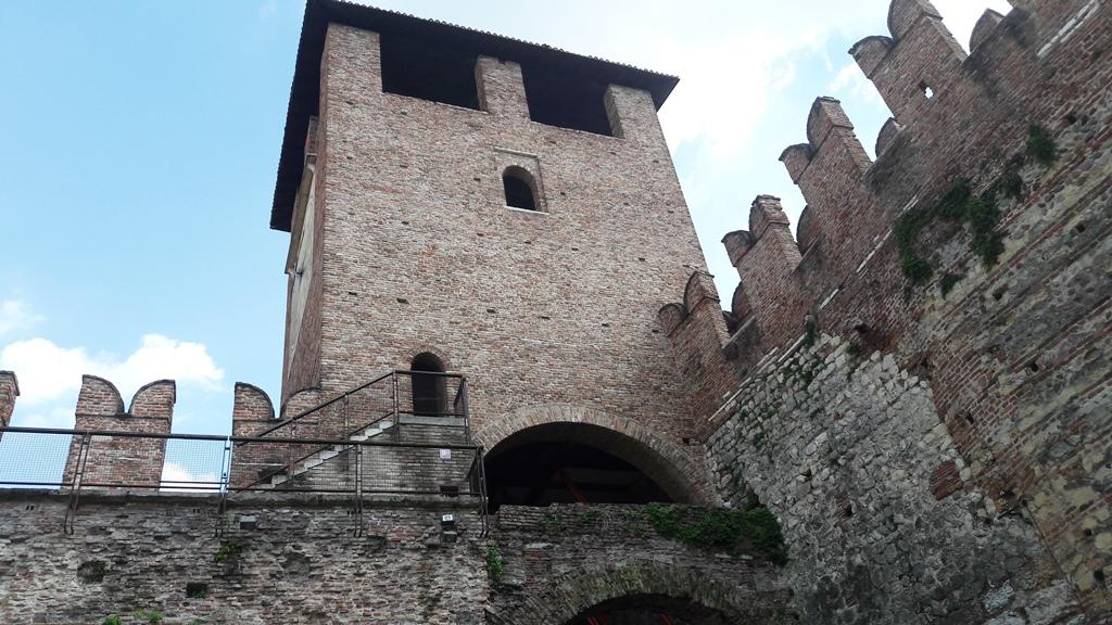 Castelvecchio, originariamente chiamato Castello di San Martino in Aquaro, è un castello di Verona attualmente adibito a ospitare il museo civico. 6